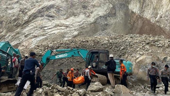 petugas_gabungan_evakuasi_belasan_korban_tertimbun_material_longsor_di_gunung_kuda