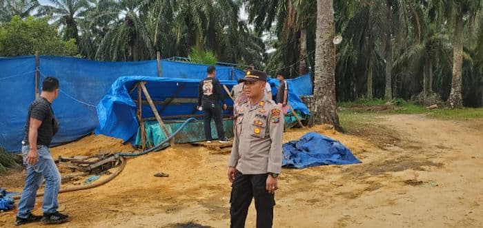 polisi_gerebek_gudang_diduga_tempat_kencing_cpo_di_labusel_temukan_alat_bukti