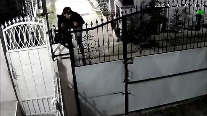 dua_pria_terekam_cctv_panjat_pagar_dan_curi_sepeda_motor_di_helvetia