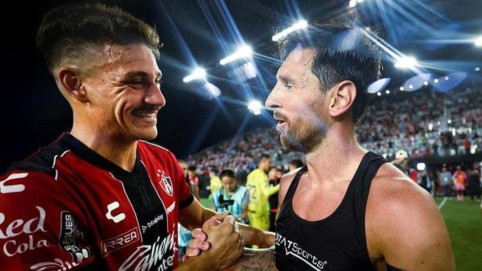 messi_panaskan_laga_inter_miami_vs_atlas_akhiri_dengan_permintaan_maaf_tukar_jersey