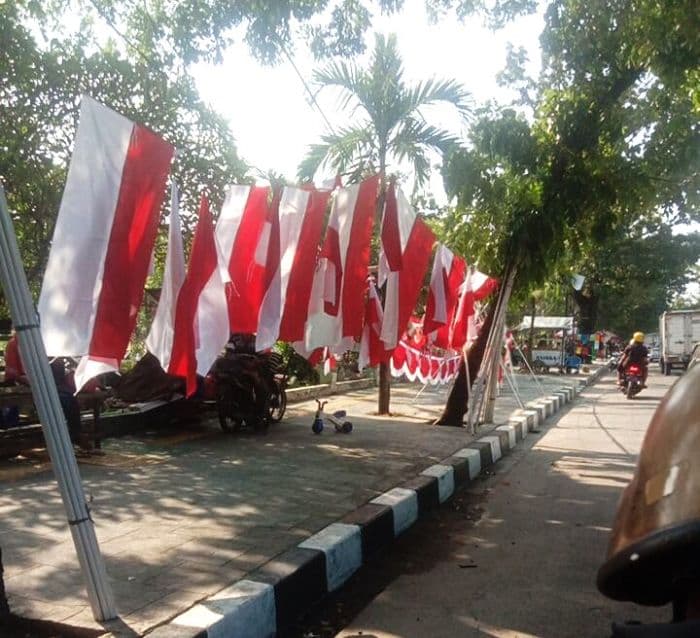 pedagang_bendera_mulai_menjamur_di_pinggir_jalan_kota_medan