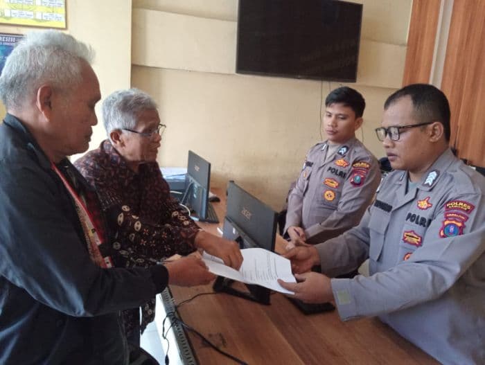 pegiat_lingkungan_wilmar_simanjorang_laporkan_kebakaran_lahan_konservasi_ke_polres_samosir