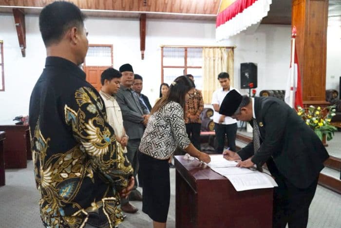 pemkab_dan_dprd_taput_teken_persetujuan_ranperda_perubahan_apbd