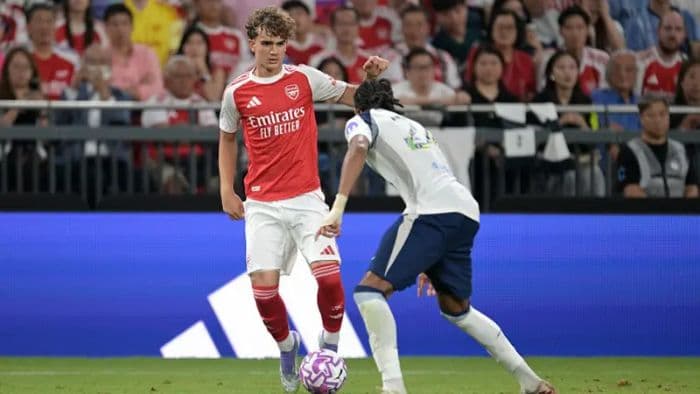 pramusim_hong_kong_gol_spektakuler_pape_sarr_bawa_tottenham_hotspur_kalahkan_arsenal