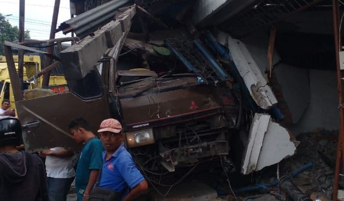 truk_hantam_dua_rumah_dan_tiang_lampu_merah_di_siantar_tak_ada_korban_jiwa