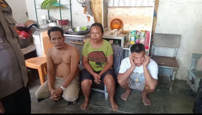 warga_gerebek_rumah_pengedar_sabu_di_tanjung_sari_tiga_orang_ditangkap_