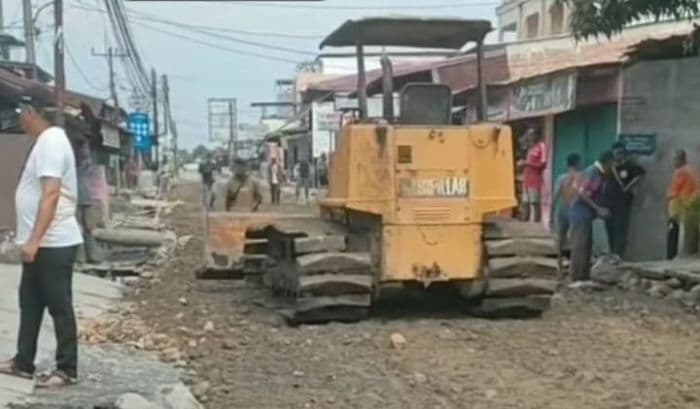 warga_sunggal_patungan_perbaiki_jalan_rusak_pemkab_deli_serdang_bungkam