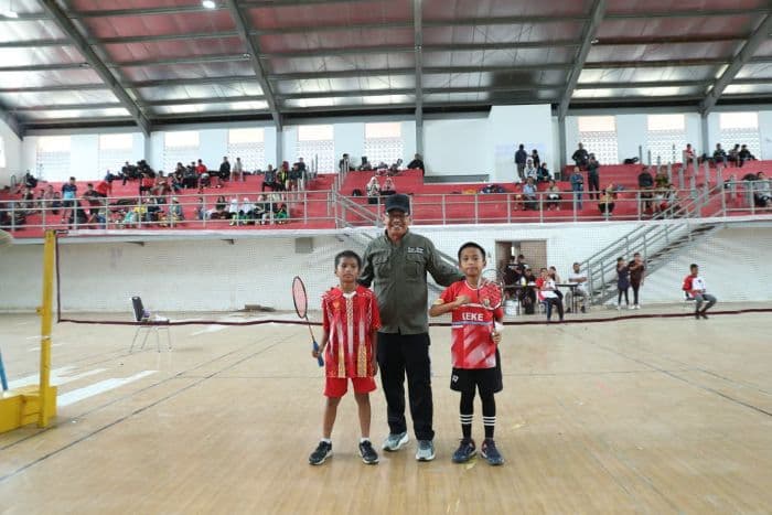 kejuaraan_bulutangkis_piala_bupati_pakpak_bharat_resmi_ditutup_diikuti_9_kabupatenkota