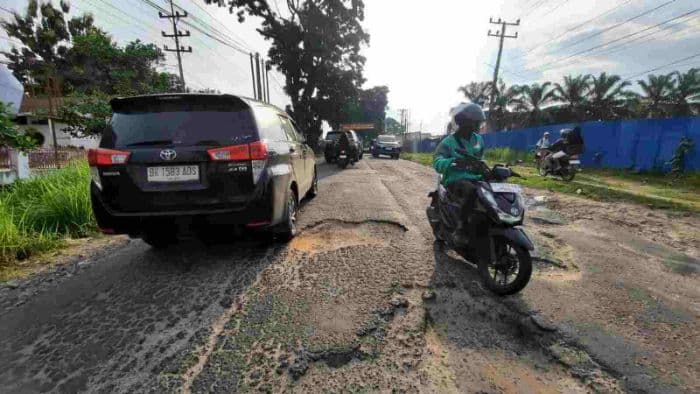lubang_menganga_di_jalan_siantarperdagangan_ancam_keselamatan_dan_ganggu_aktivitas_publik