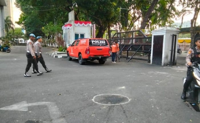 polisi_amankan_26_orang_terkait_pelemparan_bom_molotov_ke_gedung_dprd_sumut_
