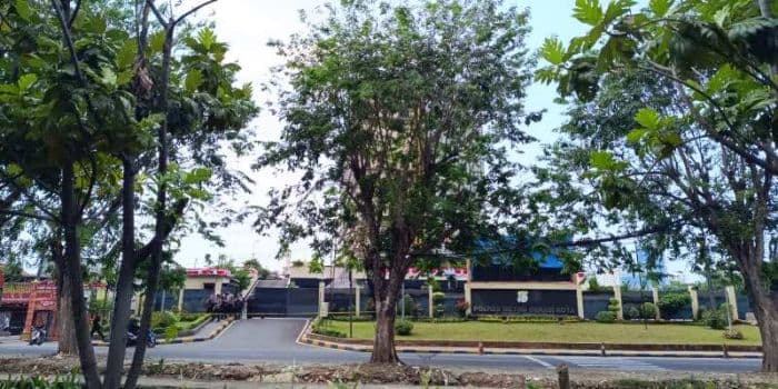 ratusan_pemuda_serang_mapolres_metro_bekasi_polisi_tembakkan_gas_air_mata