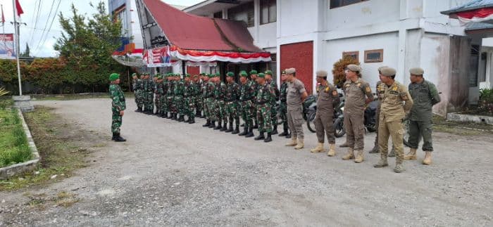 tni_dengan_satpol_pp_jaga_kantor_bupati_dan_gedung_dprd_dairi