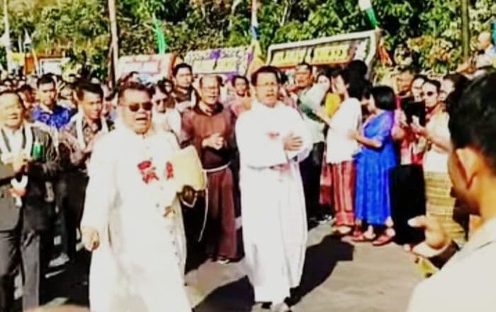 uskup_agung_medan_resmikan_gereja_katolik_kristus_raja_sangkal_di_samosir
