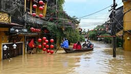 banjir_vietnam_tewaskan_13_orang_ribuan_rumah_terendam_dan_wisatawan_dievakuasi