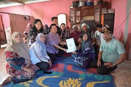 bupati_tapteng_bantu_rumah_untuk_keluarga_korban_isu_begu_ganjang