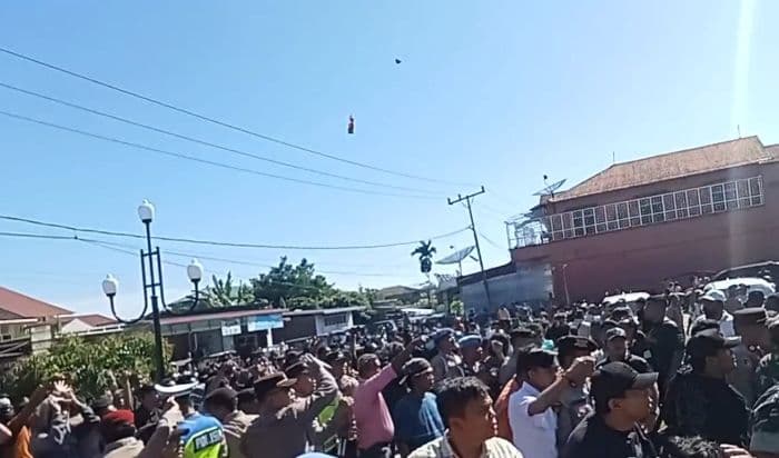 desak_bentuk_pansus_dugaan_korupsi_pembangunan_kantor_bupati_tapteng_dua_kubu_massa_saling_lempar_batu