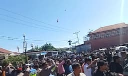 desak_bentuk_pansus_dugaan_korupsi_pembangunan_kantor_bupati_tapteng_dua_kubu_massa_saling_lempar_batu