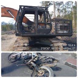 dua_alat_berat_dan_motor_dibakar_otk_usai_aksi_massa_di_pt_gruti_parbuluan_dairi