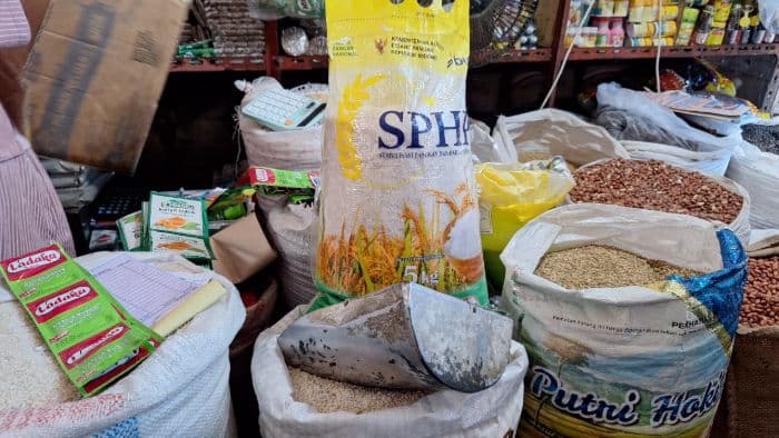 harga_beras_sphp_di_medan_stabil_toko_kelontong_dan_retail_modern_kompak_rp62000_per_5_kg