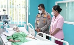 irjen_whisnu_hermawan_bersedih_saat_menjenguk_korban_kecelakaan_polisi_mabuk_di_medan