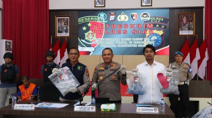 pria_di_siak_bunuh_rekan_sendiri_usai_paksa_istri_threesome_dan_kubur_korban_dalam_terpal