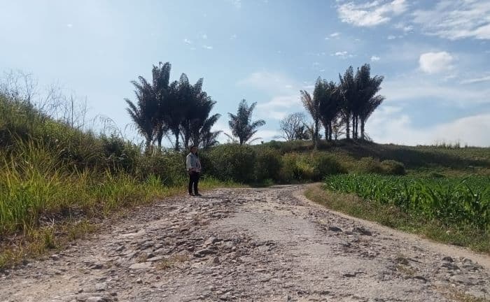 warga_dua_desa_di_toba_desak_perbaikan_jalan_kabupaten_yang_rusak_parah
