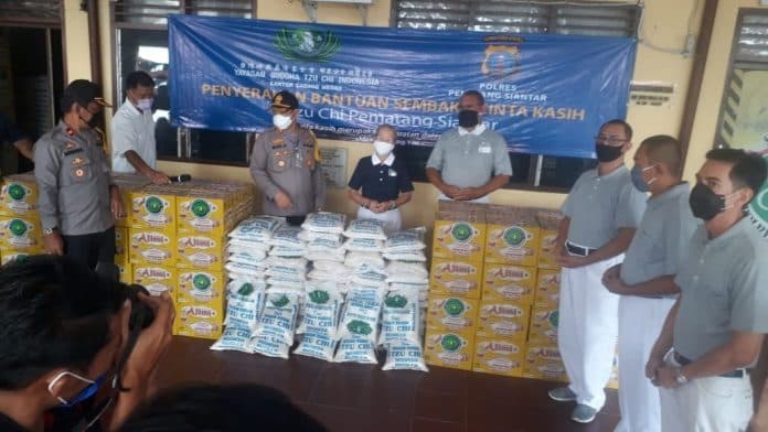 1000_karung_beras_bantuan_budha_tzu_chi_disalurkan_melalui_polres_siantar