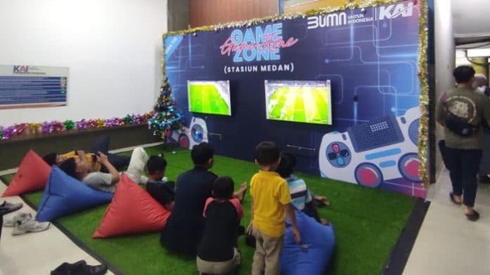 106427_tiket_terjual_saat_nataru_stasiun_ka_medan_sediakan_game_zone_dan_karaoke_gratis_untuk_penumpang
