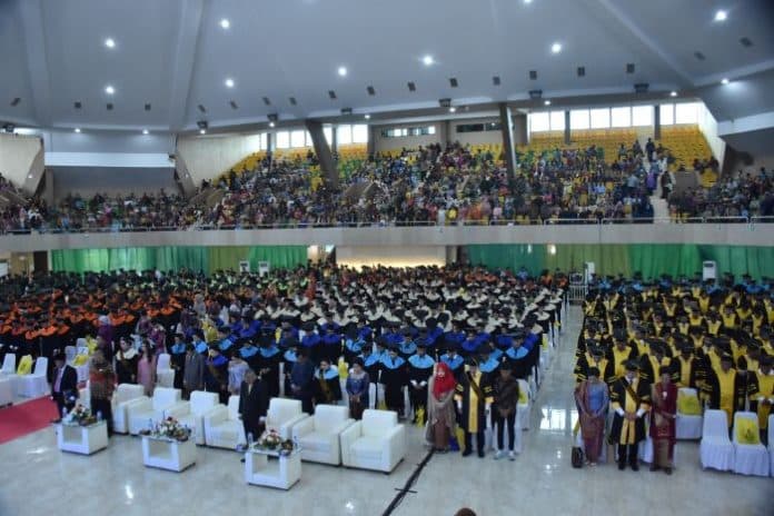 1081_mahasiswa_universitas_darma_agung_dan_akademi_perhotelan_diwisuda