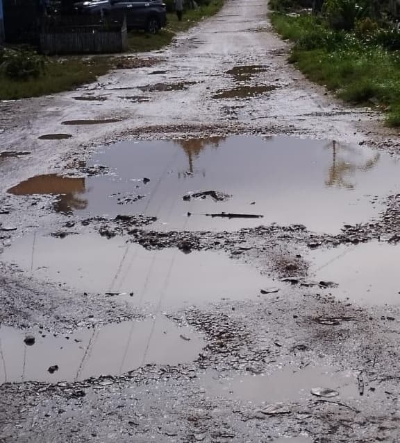 10_km_jalan_provinsi_rusak_parah_warga_dairi_resah