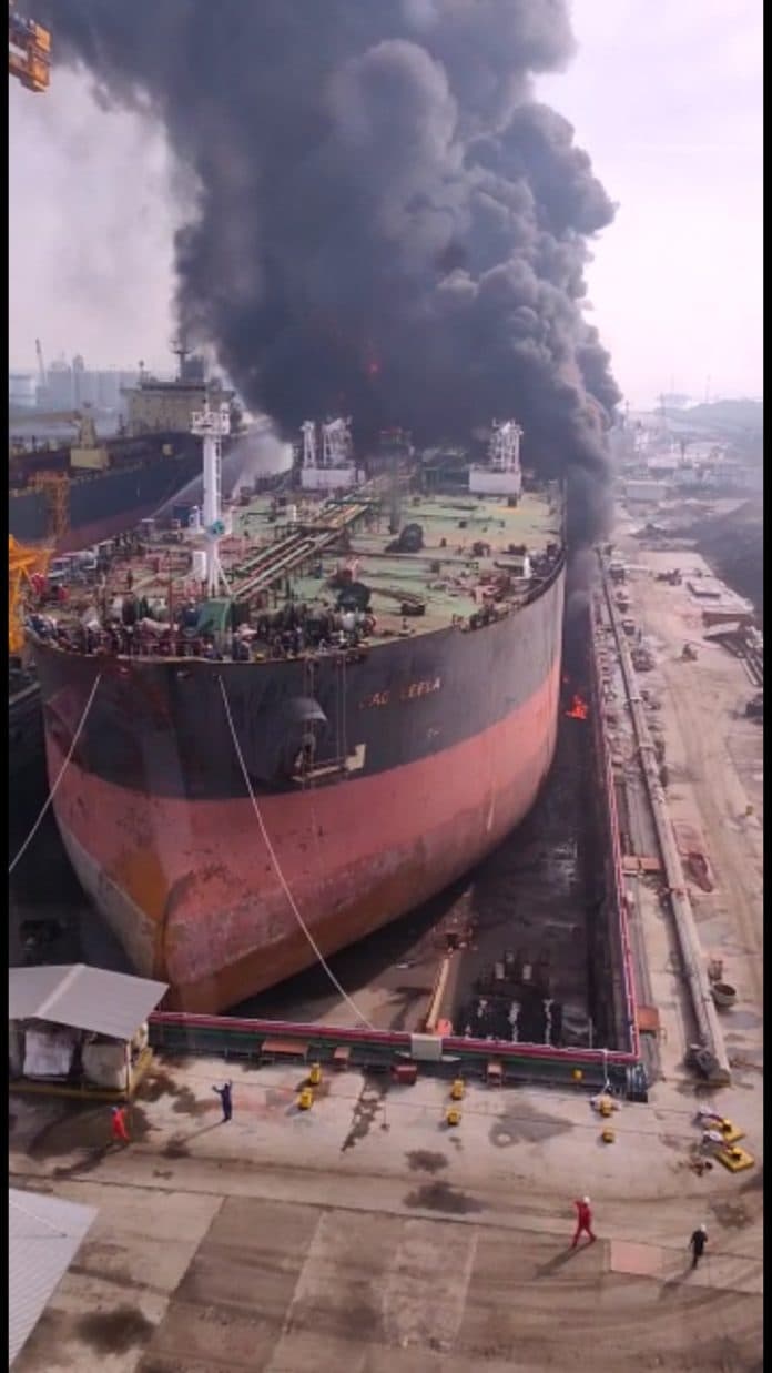 10_mobil_damkar_padamkan_kebakaran_kapal_tanker_di_belawan