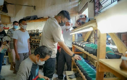 10_unit_becak_dan_20_mesin_press_sepatu_diserahkan_ke_umkm_kota_medan