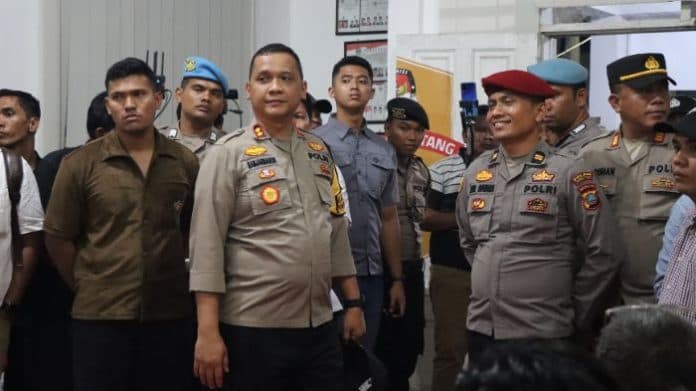 113_personel_gabungan_siaga_pendaftaran_bapaslon_bupati_wakil_bupati_di_kpu_tapteng