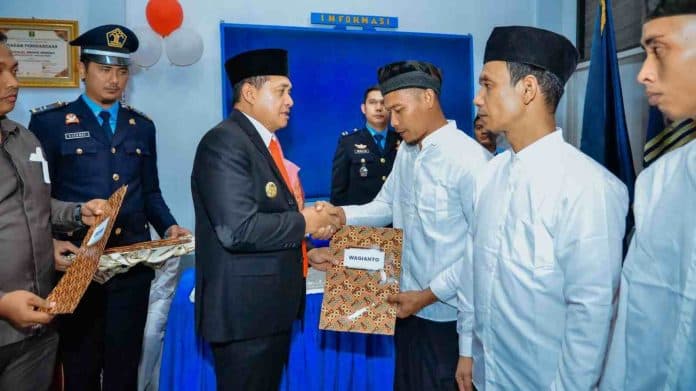 1147_warga_binaan_lapas_kelas_iia_labuhan_ruku_terima_remisi_kemerdekaan_dan_38_lainnya_bebas