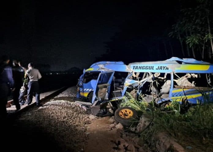 11_korban_tewas_ini_urutan_peristiwa_mobil_travel_ditabrak_kereta_api_di_lumajang
