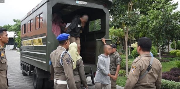 11_remaja_diberikan_sanksi_sosial_mandikan_odgj