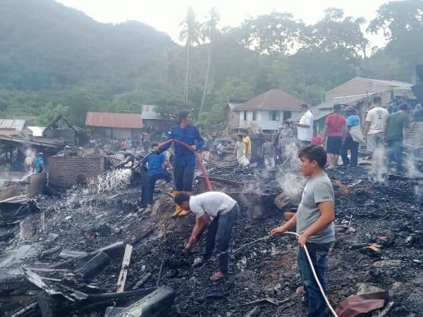 11_rumah_ludes_dilalap_si_jago_merah_di_desa_ujung_deleng_karo