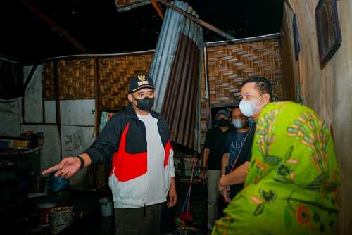 11_rumah_rusak_diterjang_puting_beliung_di_medan_bobby_datangi_rumah_korban