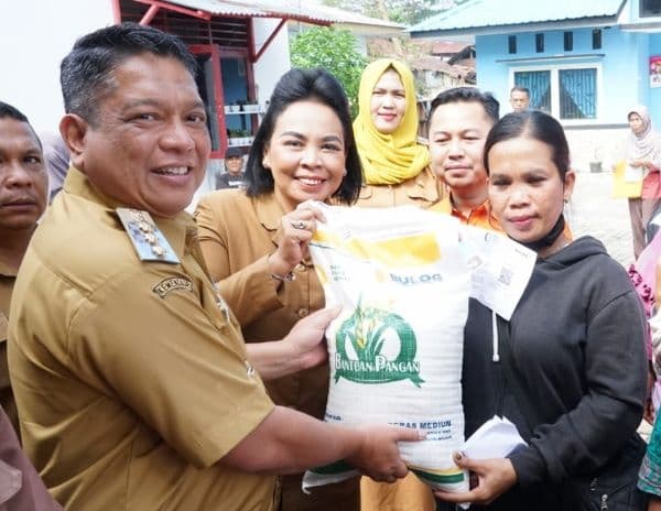 12082_kpm_di_kota_tebing_tinggi_terima_bantuan_pangan_tahap_ii
