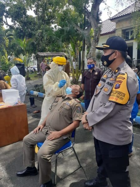 120_tim_gugus_tugas_covid_19_deli_serdang_di_swab