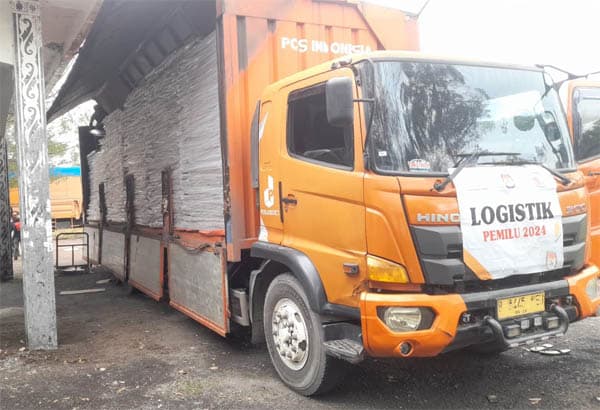 12208_bilik_suara_pemilu_2024_tiba_di_gudang_kpu_simalungun