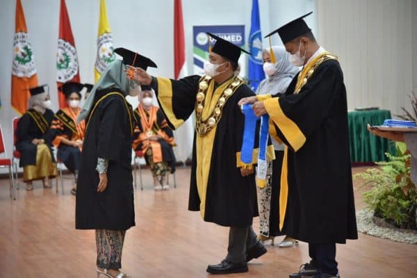 1271_mahasiswa_unimed_jalani_prosesi_wisuda_rektor_selamat_berkarya