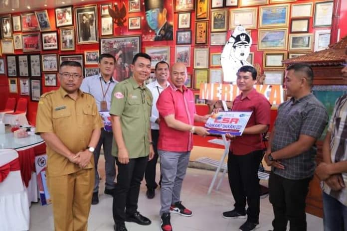 1287_mahasiswa_berprestasi_di_taput_dapat_bantuan_pendidikan