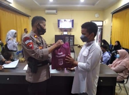 12_anak_yatim_terima_bingkisan_dari_polres_tebing_tinggi