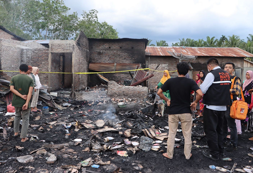 12_kios_ludes_terbakar_saat_api_melalap_17_rumah_di_paluta