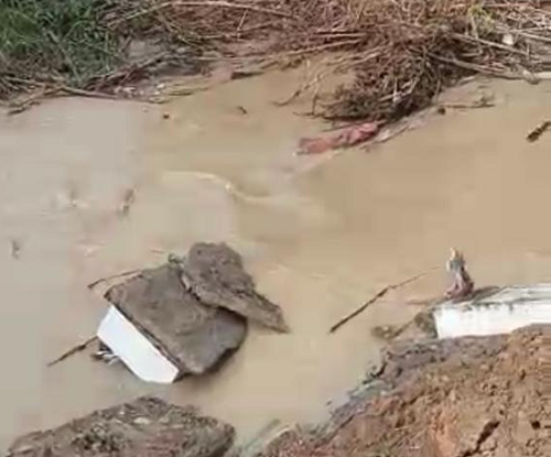 12_kuburan_hanyut_ke_sungai_di_tpu_kristen_simalingkar_b