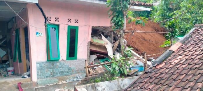 12_rumah_rusak_69_lainnya_terancam_akibat_longsor_di_sukabumi