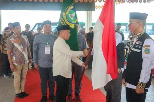 135_calhaj_kloter_5_asal_kota_tebing_tinggi_dilepas_pj_sekda_ke_asrama_haji