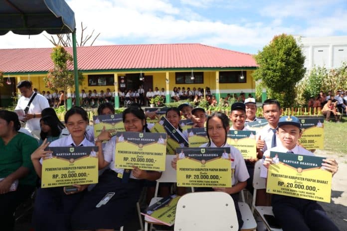 13_pelajar_pakpak_bharat_dapat_beasiswa_berprestasi_rp20_juta_setiap_tahunnya