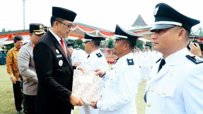 141_kades_dan_bpd_di_batu_bara_terima_sk_perpanjangan_masa_jabatan